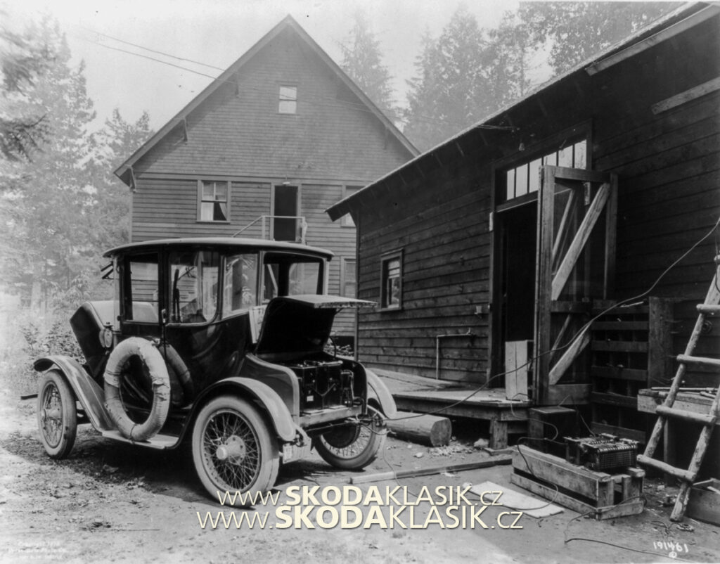 Rok 1900: Elektrický vůz během nabíjení.