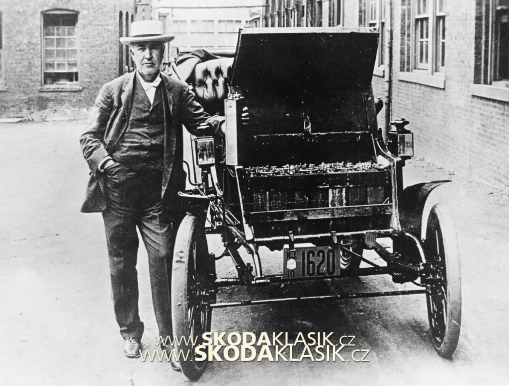 Rok 1885: Thomas Edison pózuje se svým prvním elektrovozem, kterým je Edison Baker.