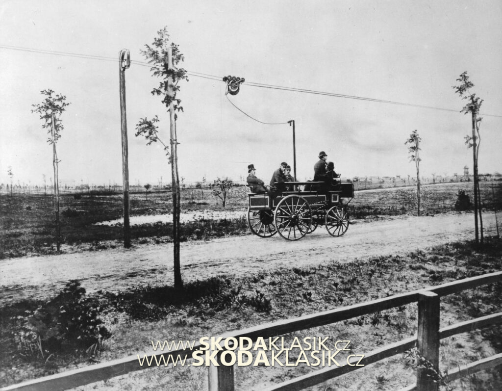 Rok 1882: Muži řídí elektrovůz navržený společnost Siemens and Halske po cestě za Berlínem.