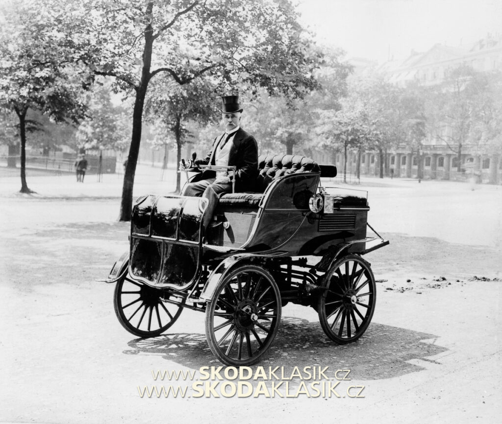 Rok 1899: Roger Wallace řídí svůj elektrovůz.