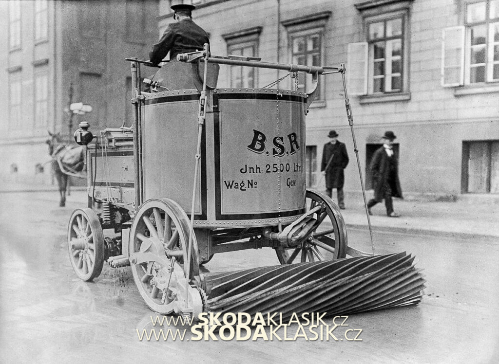 Rok 1907: Elektrický zametací vůz uklízí ulice Berlína.