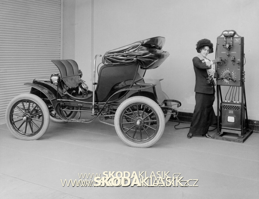 Rok 1912: Žena dobíjí svůj vůz Columbia Mark 68 Victoria prostřednictvím jedné z prvních snadno dostupných nabíječek.