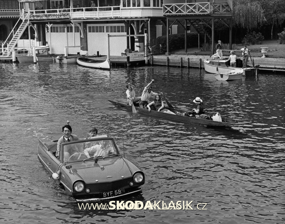 A 1964 Quandt Amphicar 770 on the Thames during the Henley Royal Regatta, Oxfordshire, 2nd July 1966. (Photo by Keystone/Hulton Archive/Getty Images)